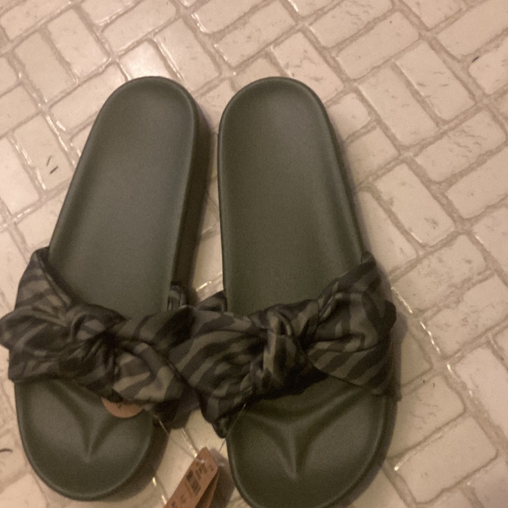 VICTORIA SECRET PINK CAMO SLIDES NWT SIZE 7
